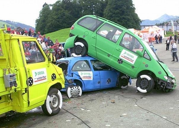 Auffahrunfall am Stauende: Die diesjährigen Crashtests von Winterthur und Dekra zeigen, was passiert, wenn ein Kleintransporter mit 70 Stundenkilometern ungebremst auf eine stehende Fahrzeugkolonne fährt.